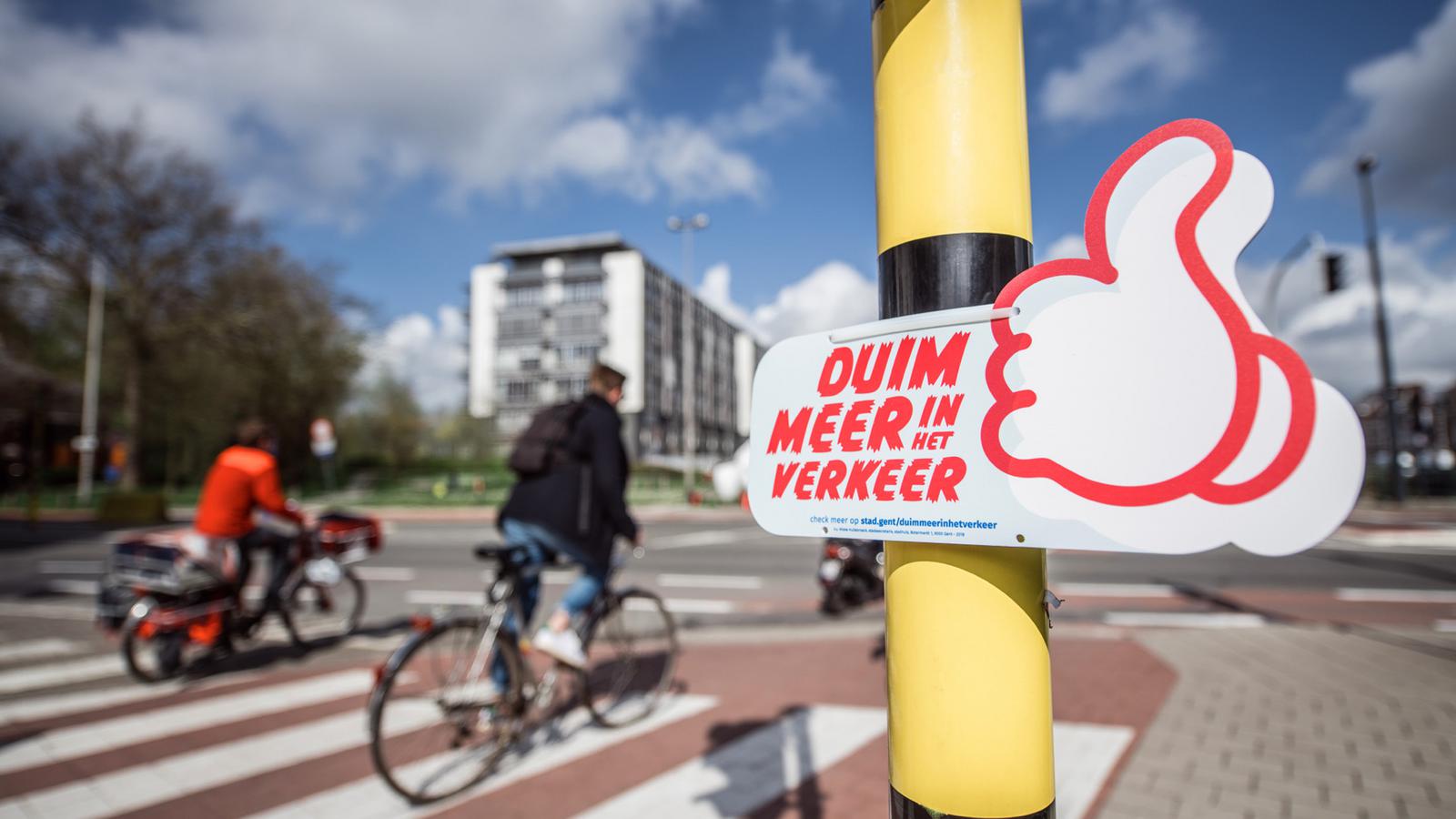 Signalisatie voor de hoffelijkheidscampagne 'Duim meer in het verkeer' voor Stad Gent