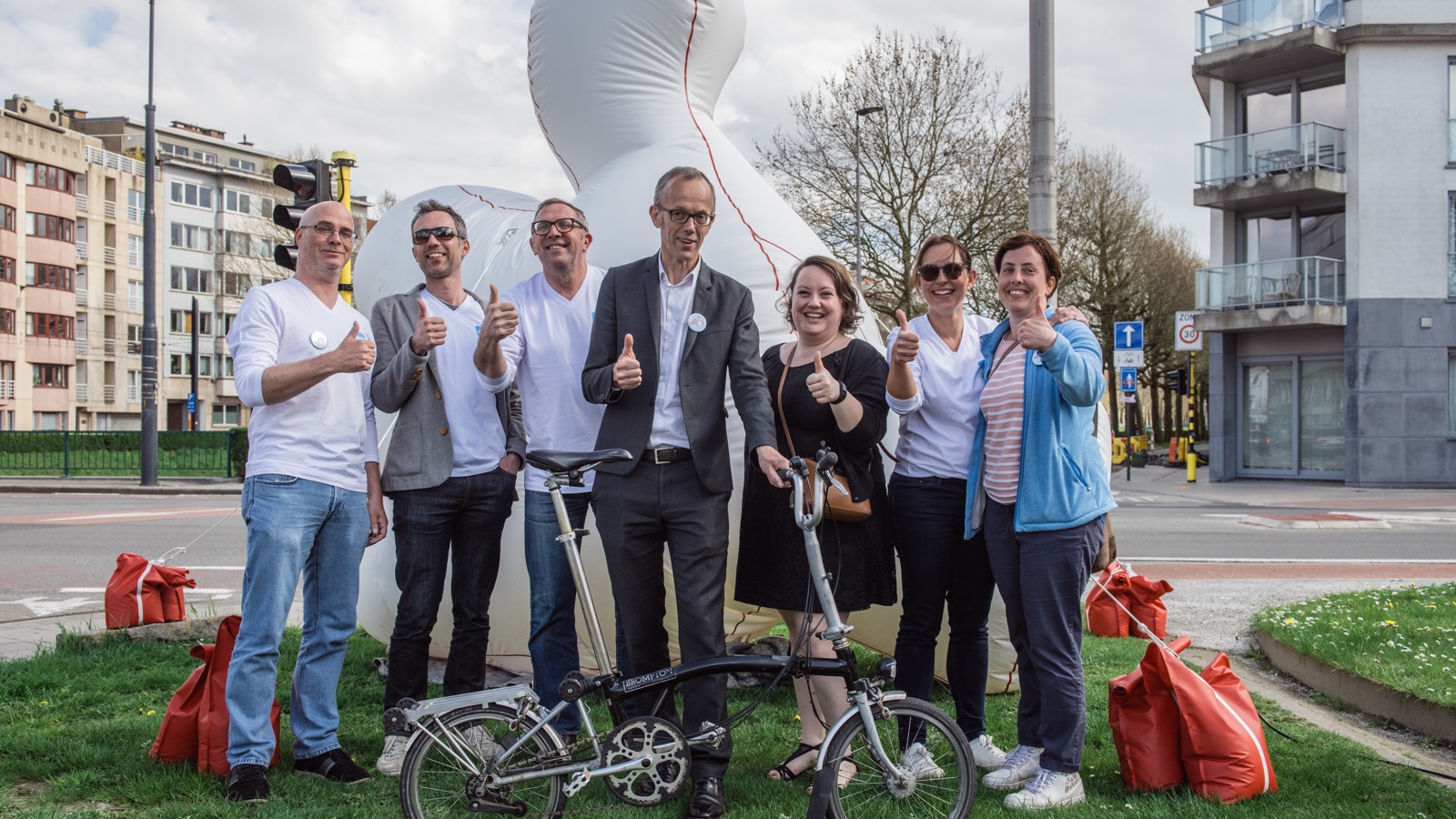 Mensen met de duim omhoog voor de hoffelijkheidscampagne 'Duim meer in het verkeer' voor Stad Gent