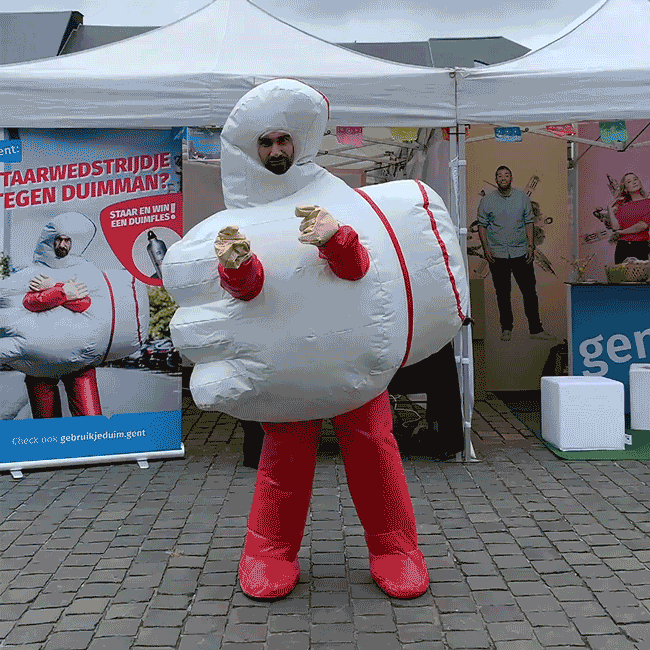 De mascotte 'Duimman' voor de campagne rond hoffelijkheid in het verkeer voor Stad Gent