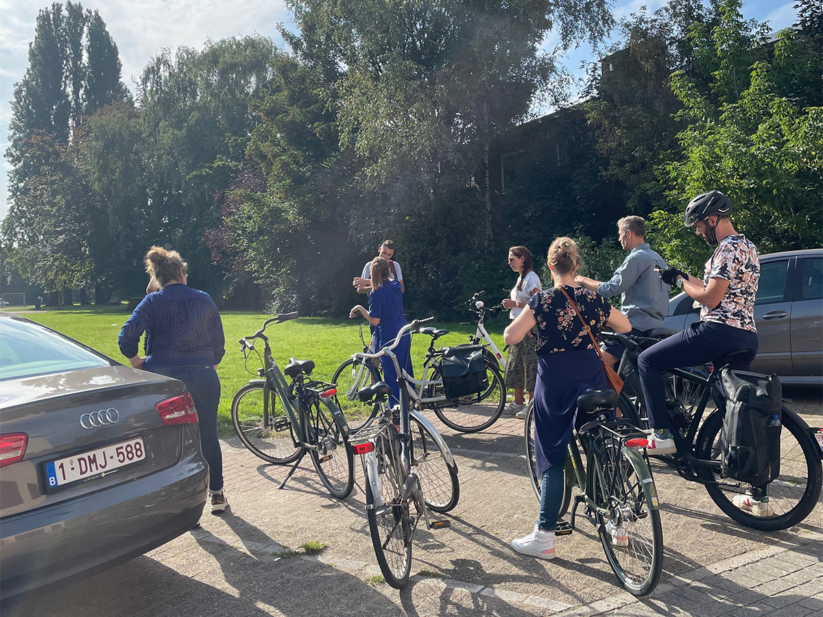 Het Cayman-team op fietstocht in Sint-Amandsberg voor Stad Gent rond wijkmobiliteit