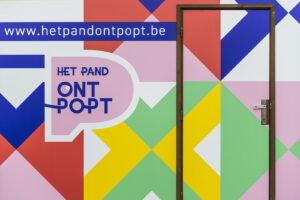 Kiosk ingekleed in de kleuren van Het Pand OntPopt voor stad Waregem